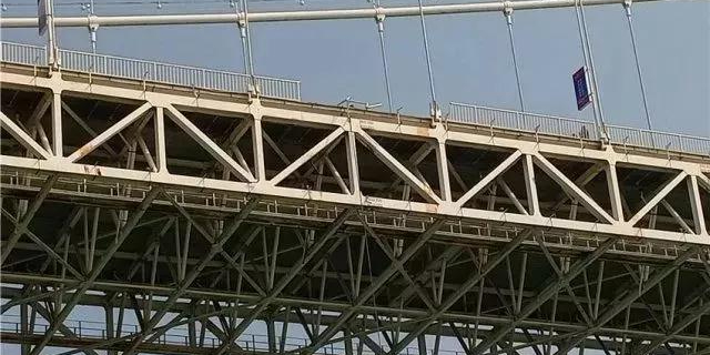 重慶大巴墜江怪防護(hù)欄桿？設(shè)計(jì)、施工企業(yè)表示“這個(gè)鍋不背”！