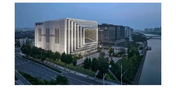 河南盧森堡中心“時空之窗”——龍湖國際中心建成，設計布局呈“回字型”